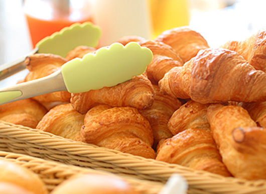 3. 朝の贅沢！サクサクの焼き立てパンと素材にこだわった料理をバイキング形式で